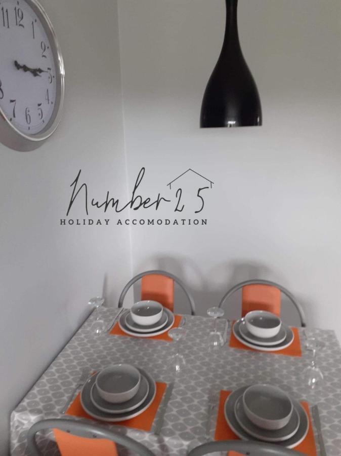 Ardess Number 25 Self Catering Apartments Ederney מראה חיצוני תמונה